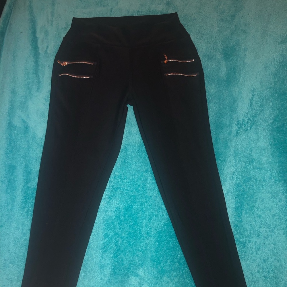 Leggings with gold zipper pockets